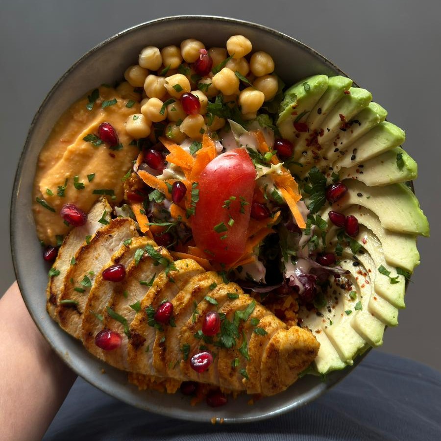 Frische Bowl mit Avocado und Hummus