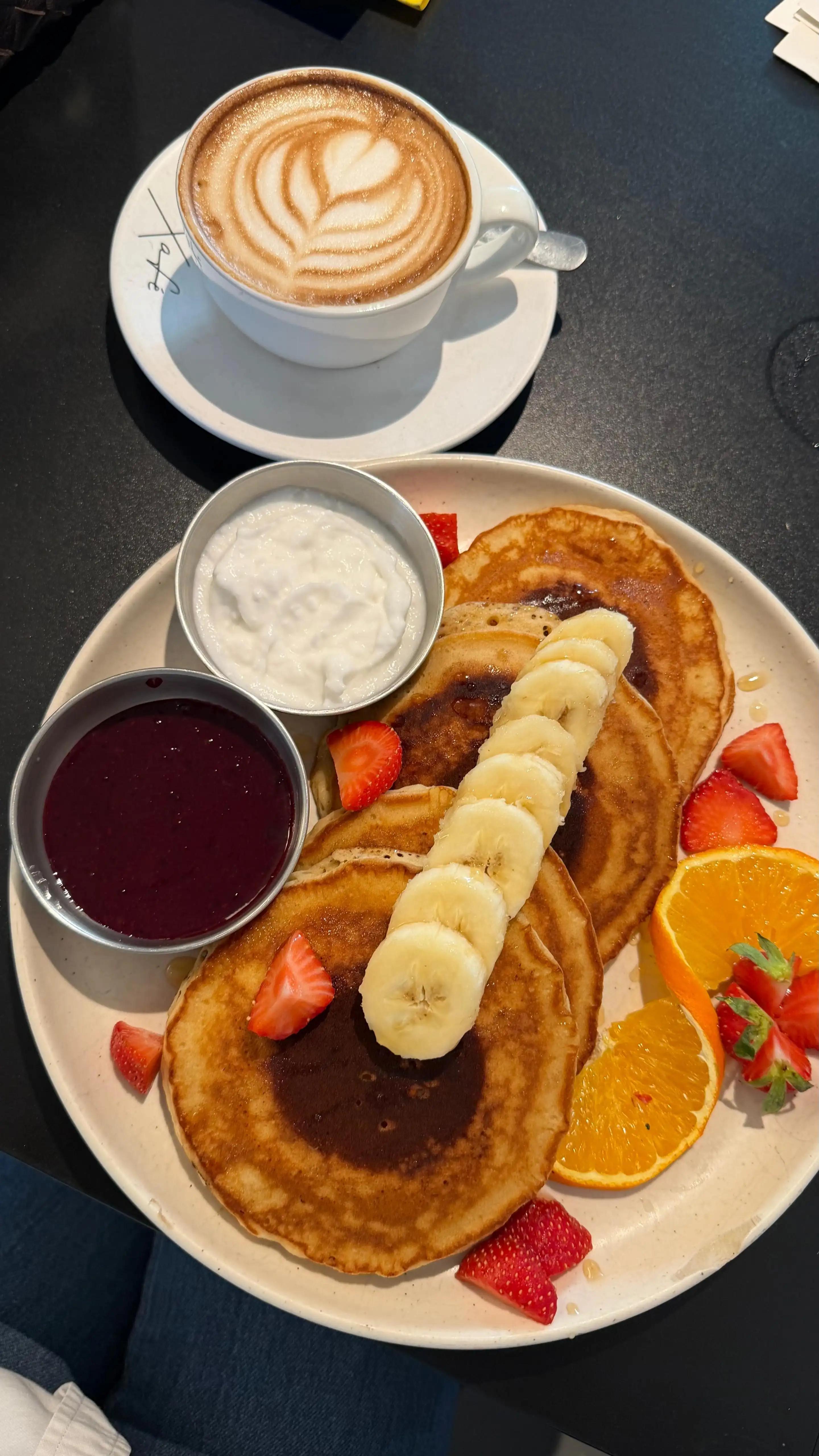 Pancakes mit Früchten im XAFÉ